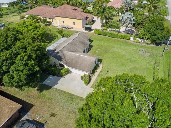 Foto del edificio - 2468 N W Everglades Blvd