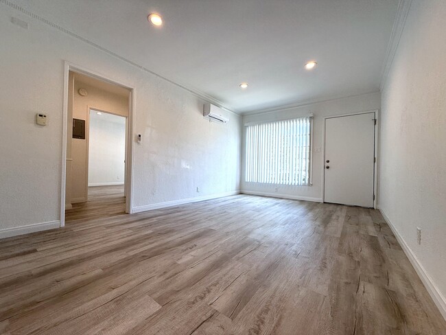 Building Photo - 5670 San Vicente Blvd
