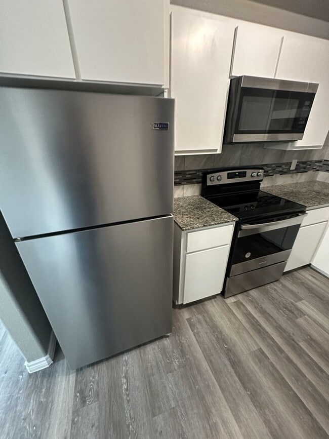 Building Photo - AVAILABLE NOW!