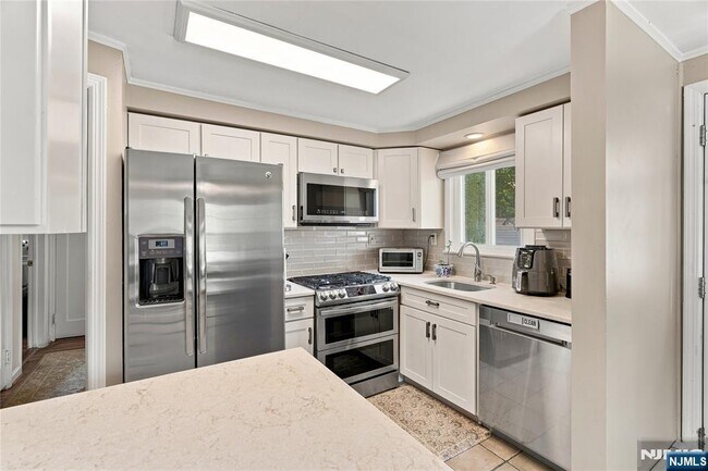 Building Photo - 42 7th Ave
