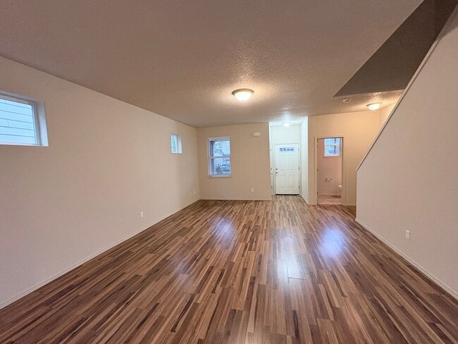 Building Photo - ONE MONTH FREE OF RENT!! Well Maintained, High Ceilings, Bonus Room, Great Location!