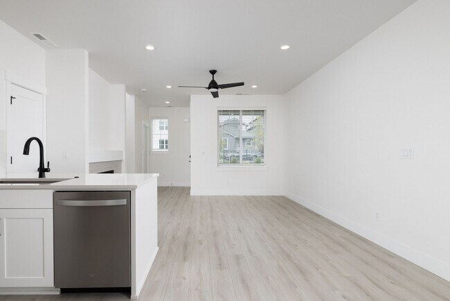 Foto del edificio - Like-new 3-bedroom, 2.5-bath townhome w/ Garage. Pets OK!