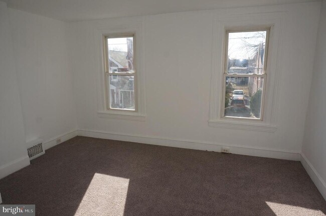 Foto del edificio - 221 E Wood St