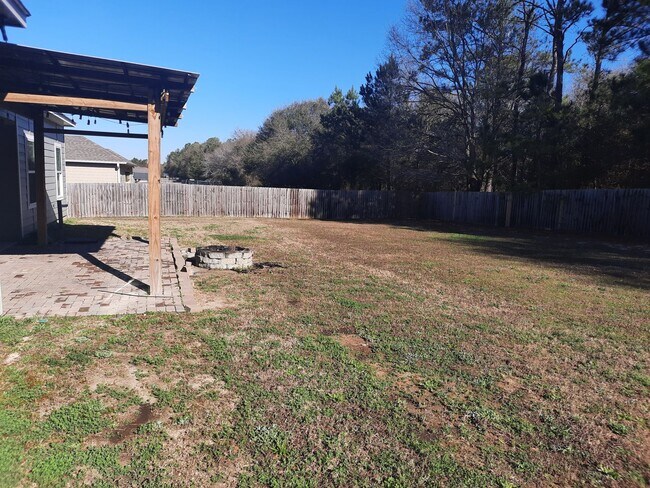 Building Photo - 4 Bedroom, 2 Bath Ranch Style Home