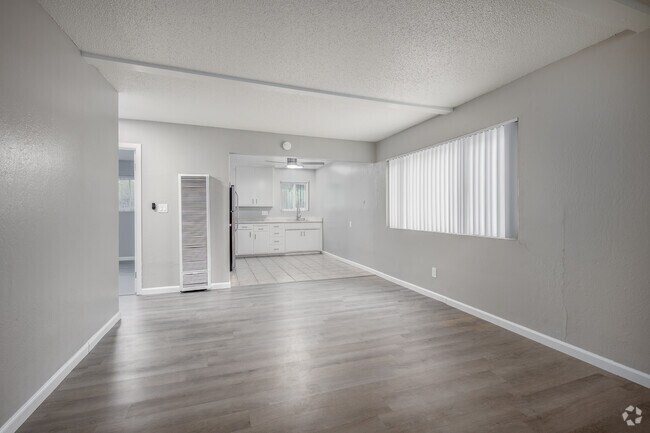 2 habitaciones, 1 baño - 900 pies cuadrados - Sala de estar - Pennsylvania Place