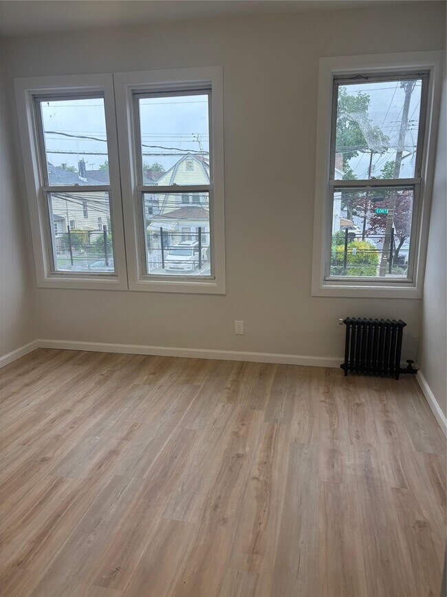 Foto del edificio - 1031 E 241st St