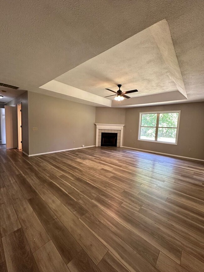 Foto del edificio - Great Location! Completely remodeled 3 bedroom 2 full bathroom home available now in battlefield!!