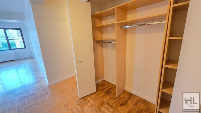 Foto del edificio - Sunlit 11th-Floor Corner 1-Bed with Skyline Views in Turtle Bay