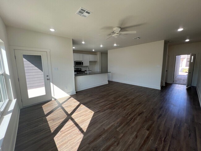 Building Photo - MOVE IN READY newly built townhomes in Bel...