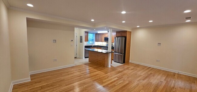 Foto del edificio - See YT Video! Massive Luxury 2bed Townhouse!  Gas, Heat and Hot Water Included in Gorgeous location