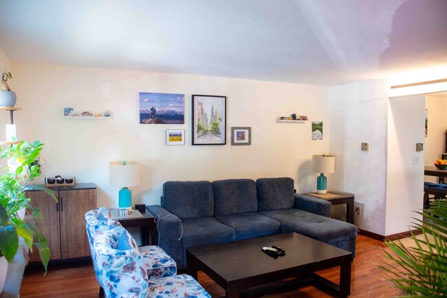 Building Photo - 2 Bedroom Condo available 10/15 for $1900