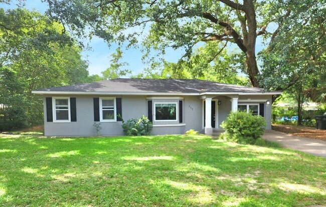 Building Photo - Stunning 4/2 Redecorated Home Close to I-110!