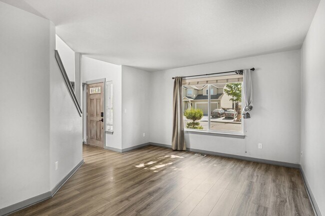 Foto del edificio - Exquisite 4 Bed, 2.5 Bath Redmond Retreat: Endless Backyard Amenities, Farmhouse Upgrades, and Tr...