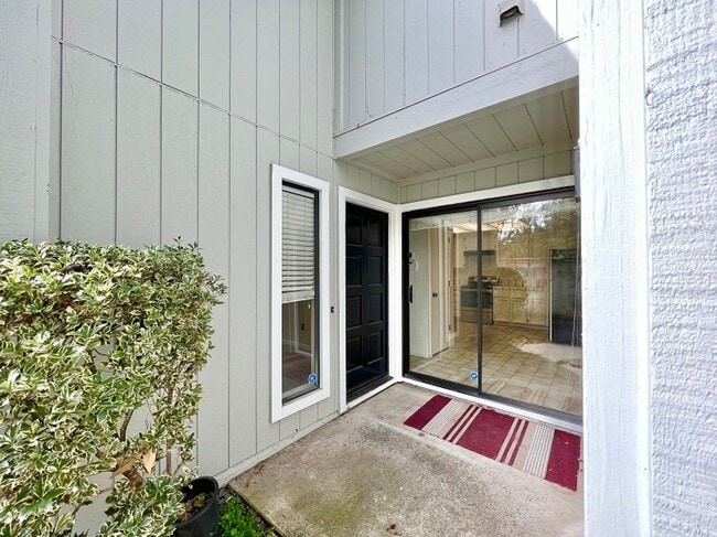 Foto del edificio - Three Bedroom Napa Condo on River Walk