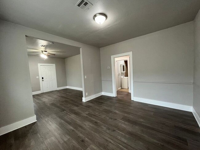 Building Photo - 3 bedroom 2 bath!