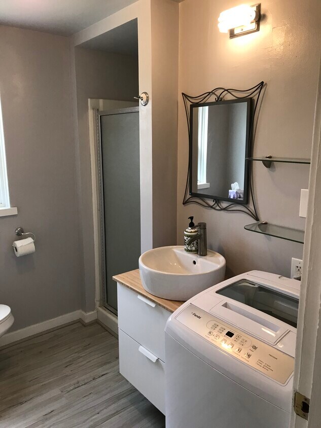 bath - 1221 Tuolumne St