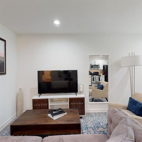 Foto del edificio - 321 E 8th St