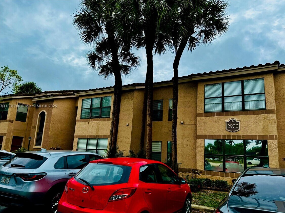 Primary Photo - 2900 S University Dr
