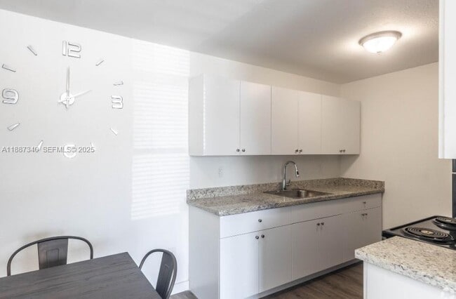 Foto del edificio - 2000 S Main St