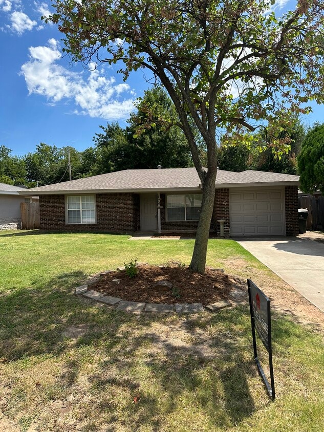 Photo - 1708 Westchester Dr (The Village, OK)