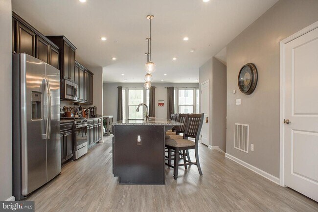Building Photo - Stunning 3bd 2.5bth townhome in the Pondview community in Millersville.