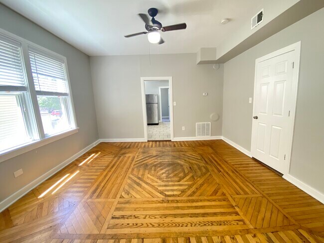 Foto del edificio - 2838 N Drake Ave