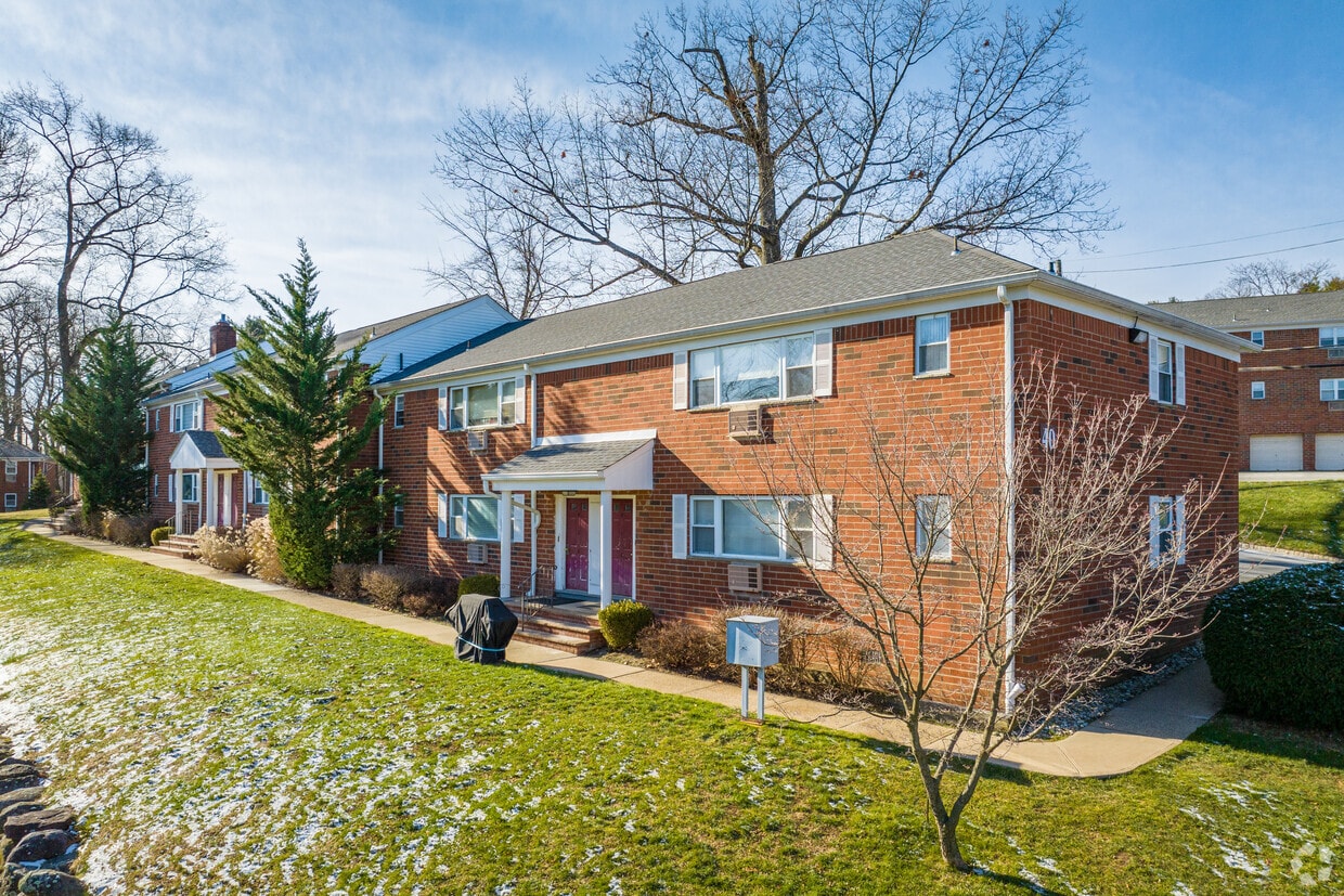 The Mountain Club at Morris Plains Apartments in Morris Plains, NJ