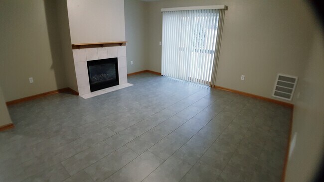 living area and fireplace - 815 Pope Street