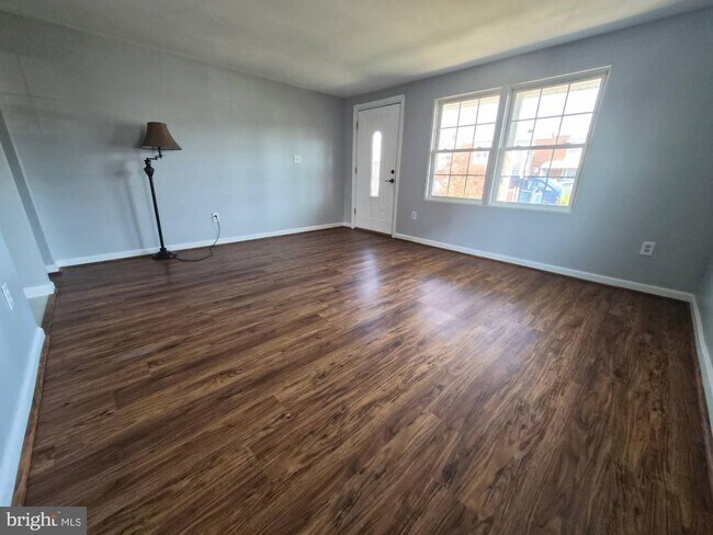 Foto del edificio - 7948 Eastdale Rd