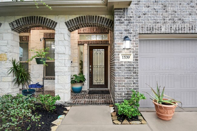 Building Photo - 1539 Giles Dr
