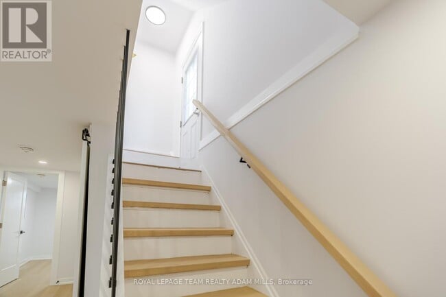 Building Photo - 1487 Morisset Ave