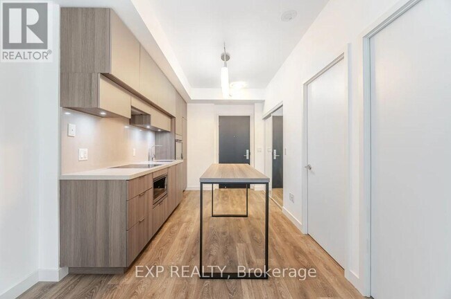 Photo du bâtiment - 8 Eglinton Ave E