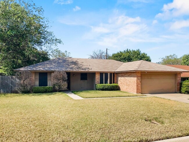 Spacious Fort Worth Home with Sunken Livin... - Spacious Fort Worth Home with Sunken Livin...