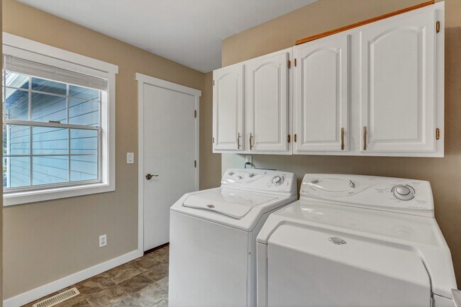 Building Photo - 1145 Rock Creek Dr S