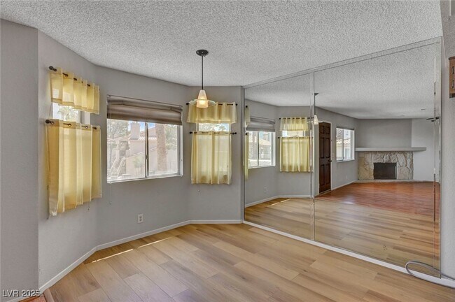 Foto del edificio - 913 Falconhead Ln
