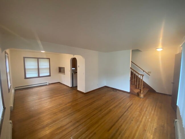 Building Photo - Spacious 3 bedroom, 1 bath duplex located in South Moorhead.