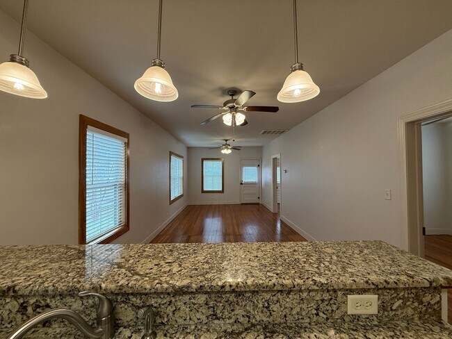 Building Photo - Updated 1926 Craftsman Style 3/1 / Cute Front Porch / No Capet / NBISD