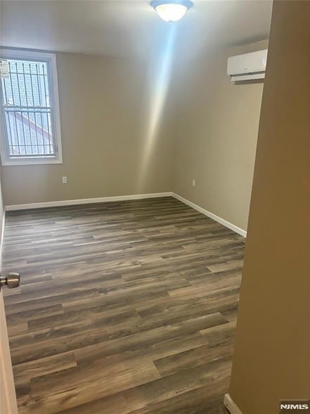 Building Photo - 172 N Main St