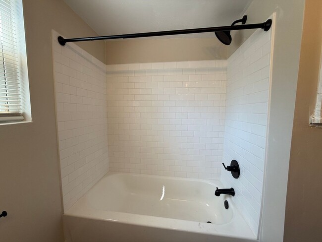 Foto del edificio - Renovated 3-Bedroom Home – We Welcome Sect...