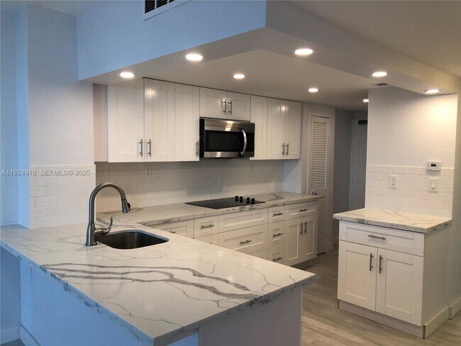 Foto del edificio - 905 Brickell Bay Dr