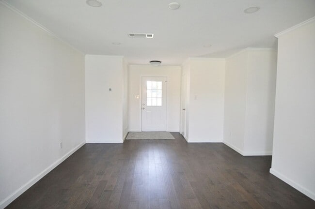 Building Photo - 132 Navajo Dr