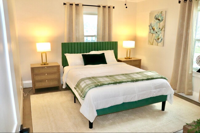 Building Photo - 1912 Fernwood Ave