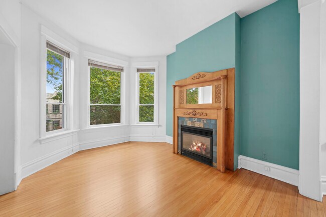 Gas Fireplace - 2530 N Francisco Ave