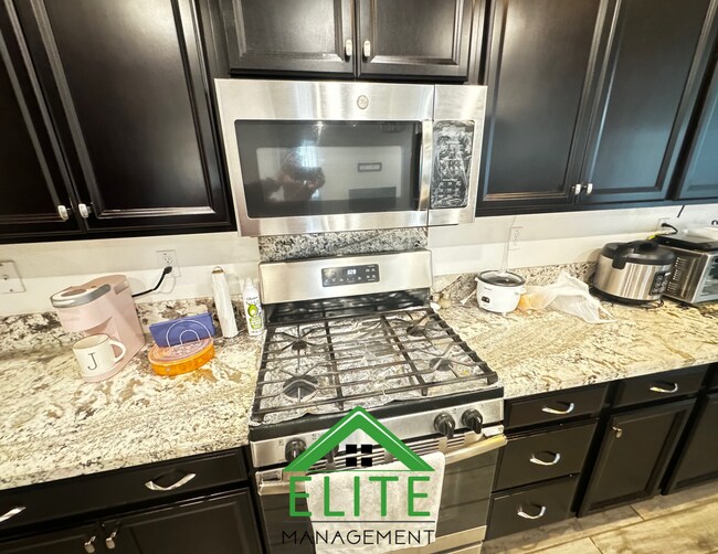 Foto del edificio - **IDEAL FOR TWO FAMILIES WITH AFFORDABLE P...