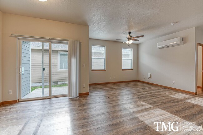 Building Photo - Wonderful 2BD Duplex in Great Washougal Location! Beautiful Finishes!