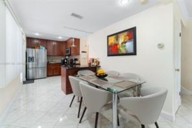Foto del edificio - 4521 NE 21st Ave