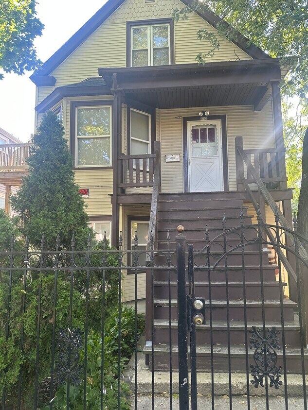 Foto principal - 3313 W Berteau Ave