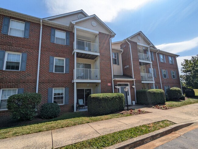 Building Photo - Charming Condo in Jefferson ready for you ...