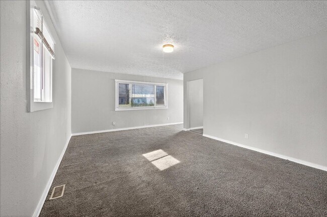 Building Photo - 3319 N Hawthorne Ln