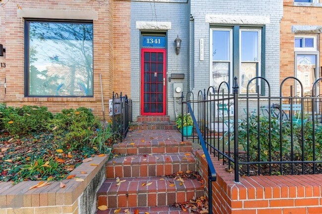 Building Photo - Beautiful 3 Bedroom Rowhome Located Betwee...